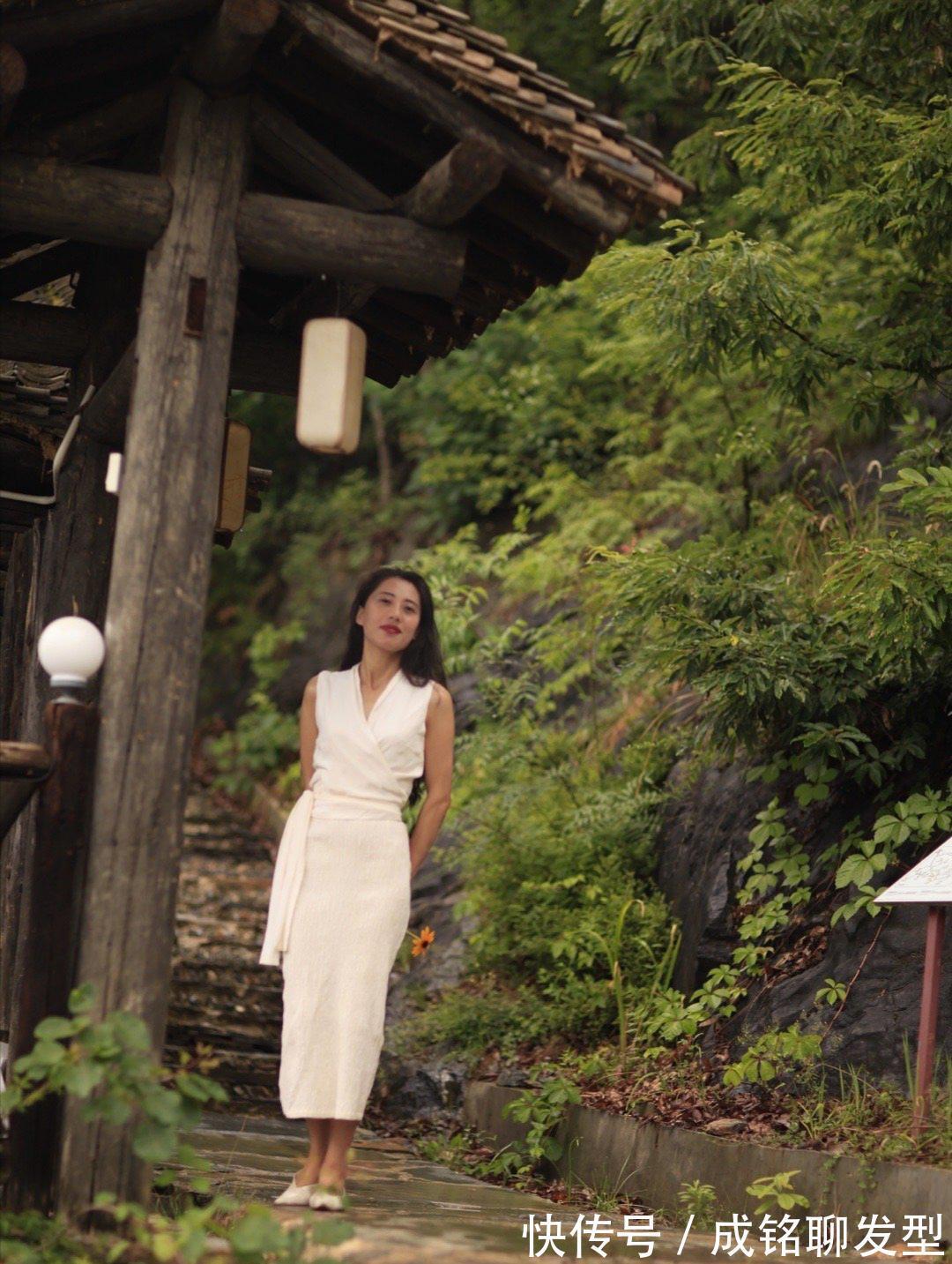 女人|女人年过四十穿衣“不能马虎”,这些搭配简单易学,让你优雅过夏