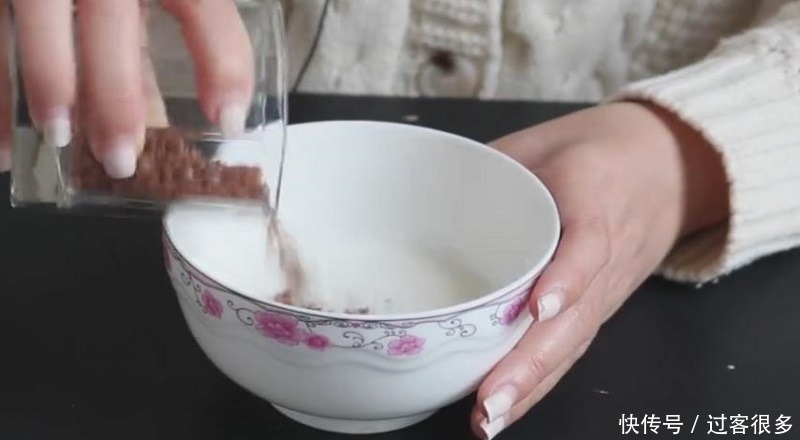 搅拌均匀|脸上皱纹越长越多教你一个好方法,皮肤光滑有弹性,省钱还管用