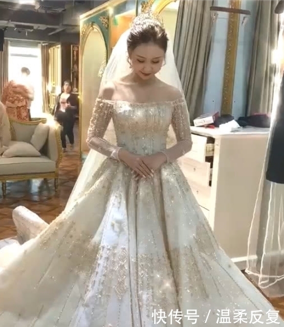 准新娘试穿婚纱,在她抬起头的那一刻,网友:是嫁给了爱情!
