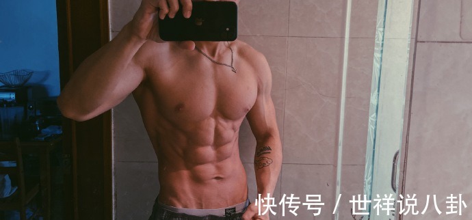 搓衣板|六块腹肌宛如搓衣板,人鱼线胸肌都很养眼,麒麟臂男友力十足!