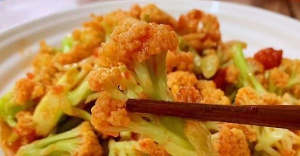 食物|女性步入更年期,衰老皱纹眼袋少不了,多吃以下食物效果好