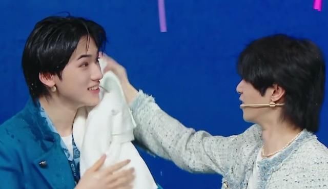 华晨宇拉宋亚轩水桶被骂,镜头切远景观众原谅,全网欠他一个道歉