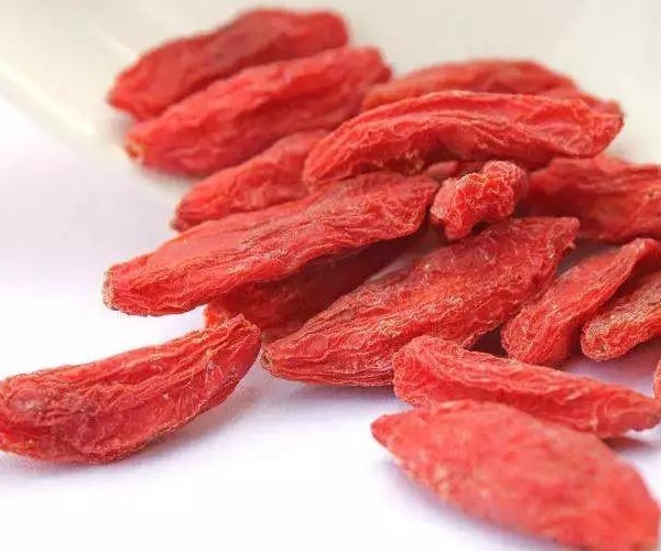 养肝护肝|男性睡前生嚼5粒枸杞,一段时间后,4件好事可能悄悄来临