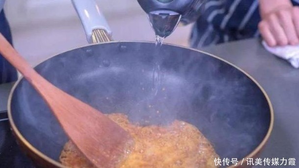 冰糖|炒糖色怎么做才更红亮?做好“四步”,糖色红亮不发黑,味道不苦