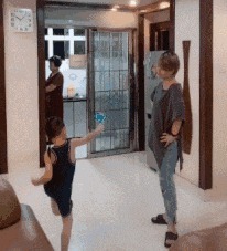 |搞笑GIF:是谁说喜欢苗条的妹子 你们看看这位美女怎么样?