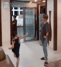 |搞笑GIF：是谁说喜欢苗条的妹子 你们看看这位美女怎么样？