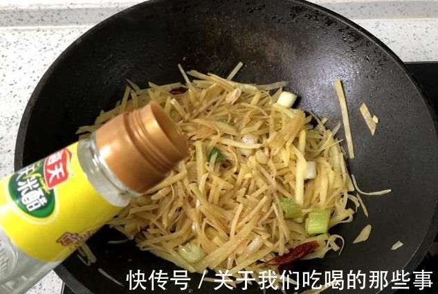 不粘锅|炒土豆丝时，好吃的关键是“2步2遍醋”，酸香脆爽，不发黑不粘锅