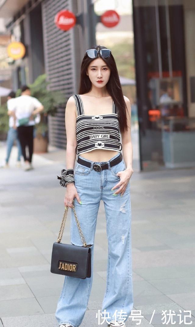 街拍|路人街拍，姑娘气质唯美，穿裤腿开叉的喇叭裤，真性感