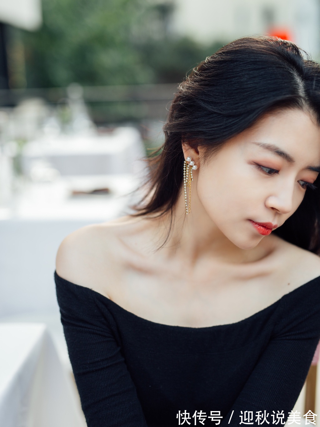 小蛮腰 奔三奔四女人这样穿,秋季穿出高级感,黑色上衣搭配白色短裤真美