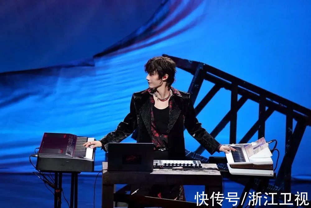 用音乐“穿越”时空，《闪光的乐队》磨合、重组碰撞出全新火花 蓝天下