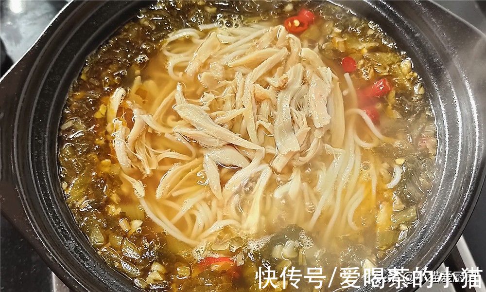 教你酸汤米粉做法，10分钟就能搞定，酸辣好吃早上来上一碗太爽了