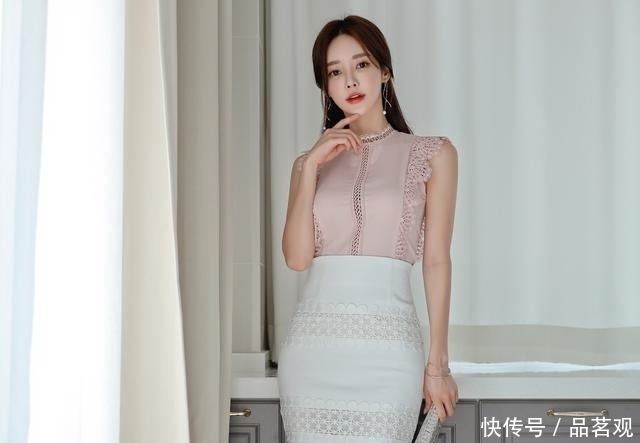 浅粉波纹无袖雪纺衫搭配花纹相间包臀裙,展现孙允珠清凉气质