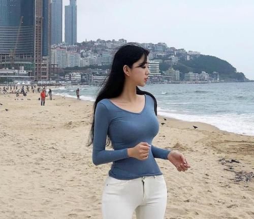 紧身|美女模特：牛仔裤彰显小清新的气质，穿出格调气质，时尚帅气