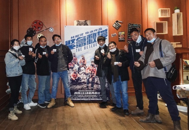 人生第一次|丁真谈第一次去大城市感受喜欢玩鬼屋，不羡慕成都，仍喜欢家乡