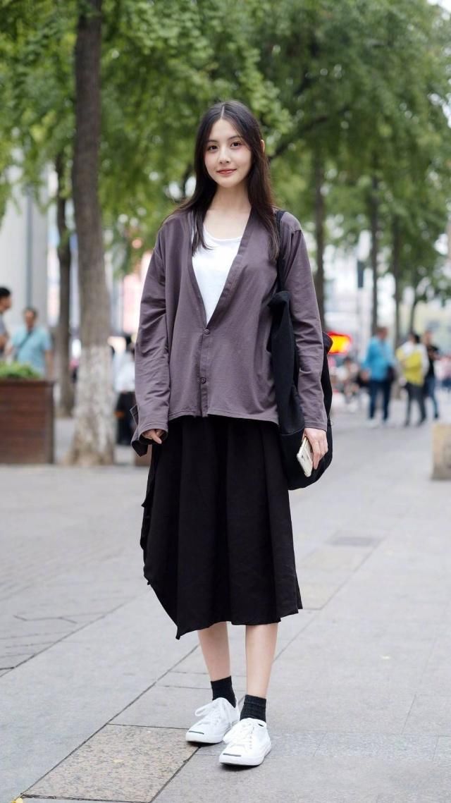 优雅中散发出别致格调，休闲的裙装搭配，到哪都会是一抹风情