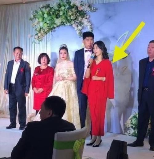 “最年轻婆婆”走红,婚礼现场新娘黑脸,网友:换我也接受不了