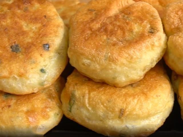 不揉面也能烙饼,用筷子简单一搅,像面包一样松软,全程手不沾面