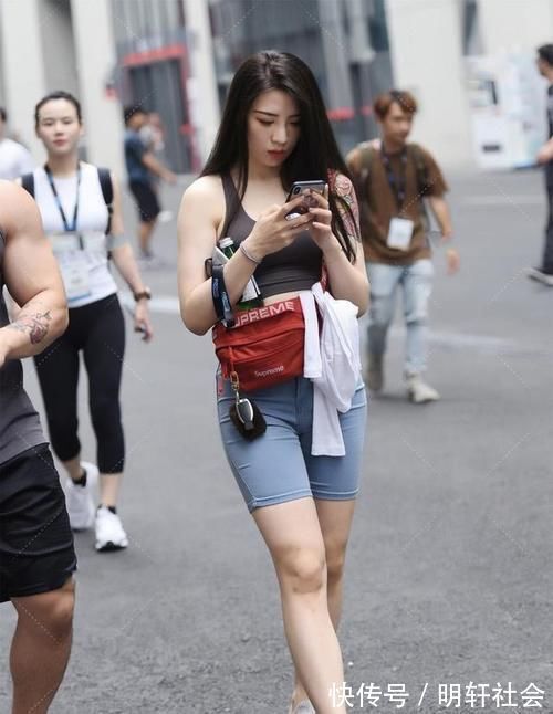 紧身牛仔裤 美女穿3分紧身牛仔裤,展现美好身材曲线,魅力十足又撩人