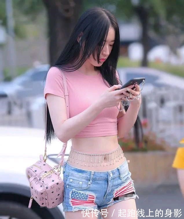 小蛮腰 柳腰细腿的打底裤美女，大方得体的搭配风格也耐看，清凉舒适！