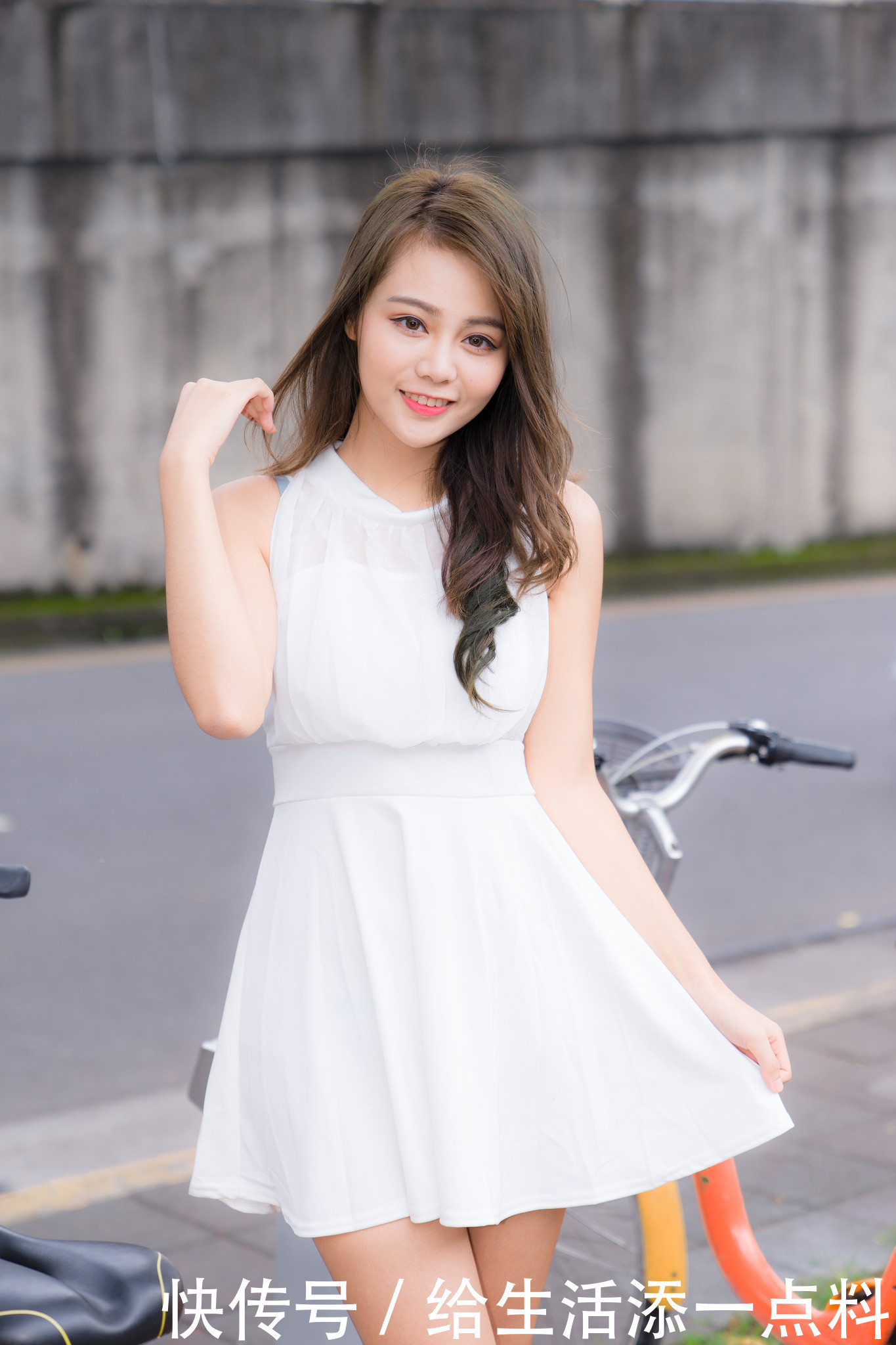 什么白色连衣裙好看 清新白色连衣裙让你轻松成为焦点