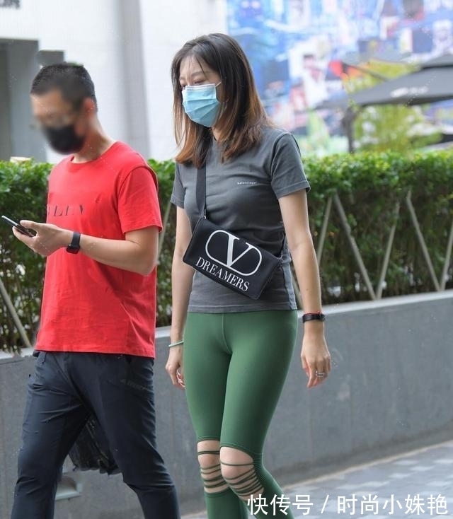 美女|今年很火的“鲨鱼裤”,取代了打底裤,这样穿彰显知性优雅!