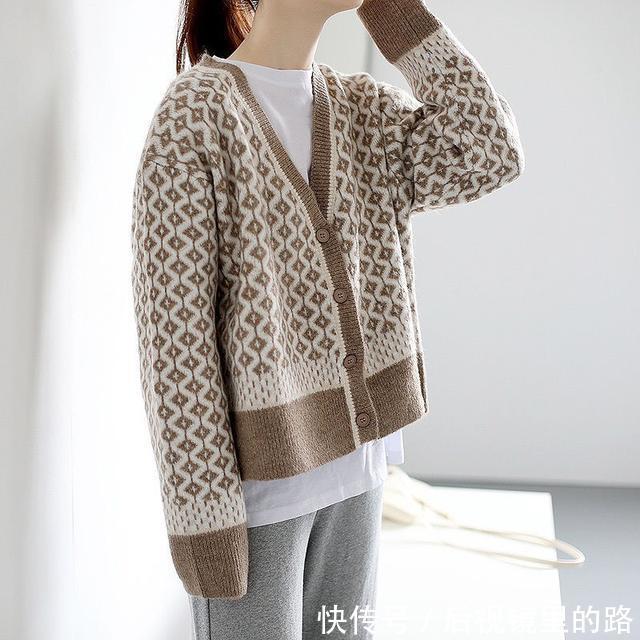 初秋爆火的一种外套，叫“小香风”高阶有档次，穿上以后魅力十足