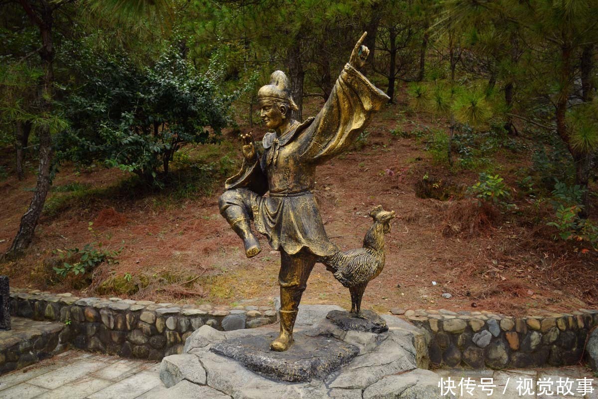 山上|山上安装众多雕塑,活灵活现栩栩如生,孩童将其当“玩具”