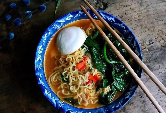 煮泡面时,先放料包还是面饼顺序做不对,难怪油水大还不好吃