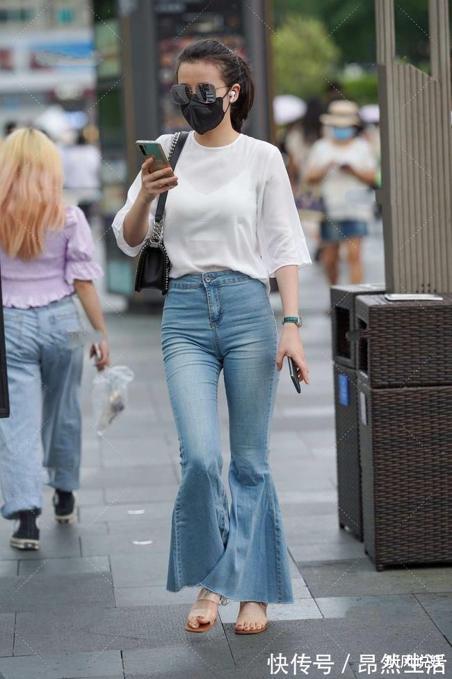 肩包|普通的衣服也可以穿出时髦感,白色搭配蓝色牛仔裤,清新时尚
