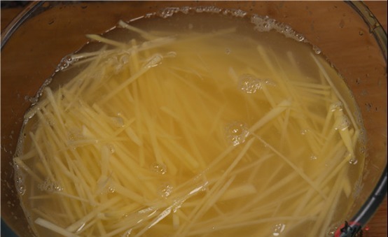 才知道,炒土豆丝先用水冲就错了,教你饭店的诀窍,脆嫩不粘锅