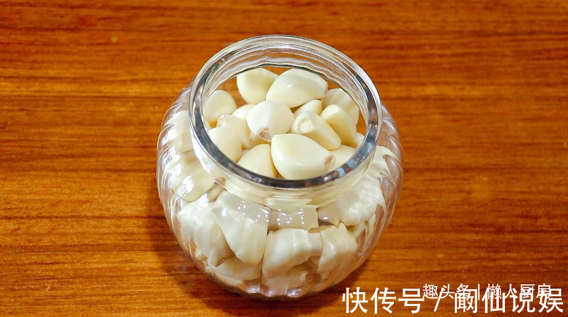 可口|腌腊八蒜,牢记3要3不要,大蒜个个碧绿,汤汁清澈,爽脆可口