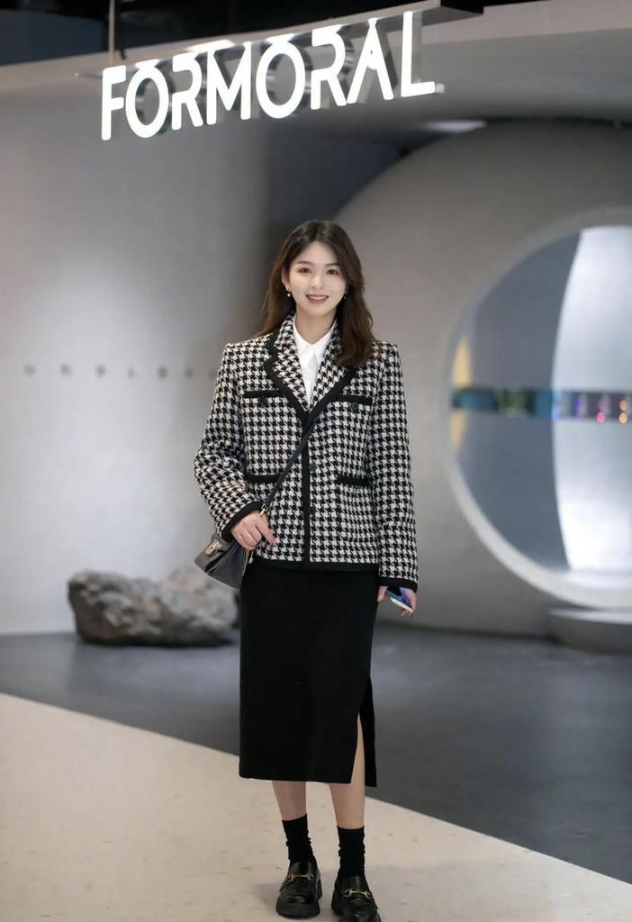 黑靴+下装=初春最佳组合，洋气个性又显腿长，时髦精们都上头了