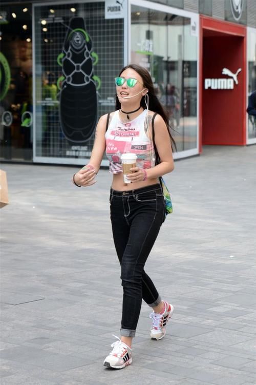 性感|身材丰满就要穿紧身牛仔裤,才能彰显线条美,性感身材一览无遗