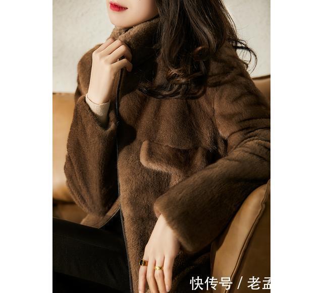果然, 冬季穿皮草就是气质轻奢, 怎么搭配都是妥妥的时尚女达人