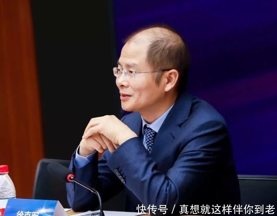 公司|脱掉袜子,率先跳进泥坑里推车!任正非以身示范:老板就该打头阵