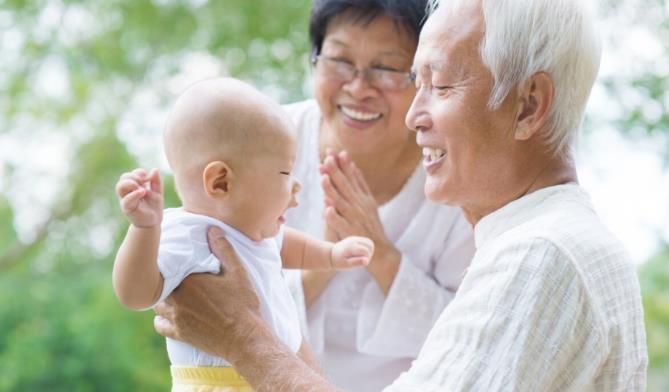 尿布|“家有一老如有一宝”,但老人的养育方式,父母要懂得取舍