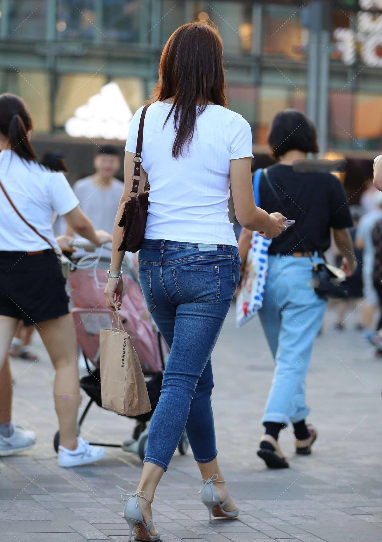 气质|牛仔裤不知道怎么搭配？其实越简单，越能彰显出来气质