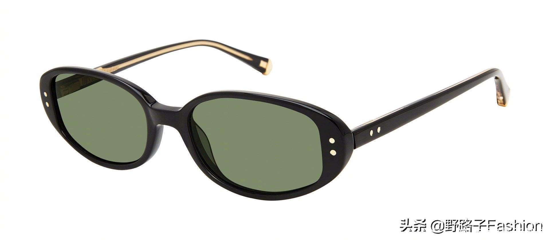 j超模Kaia Gerber白T恤配搭太阳眼镜遛狗