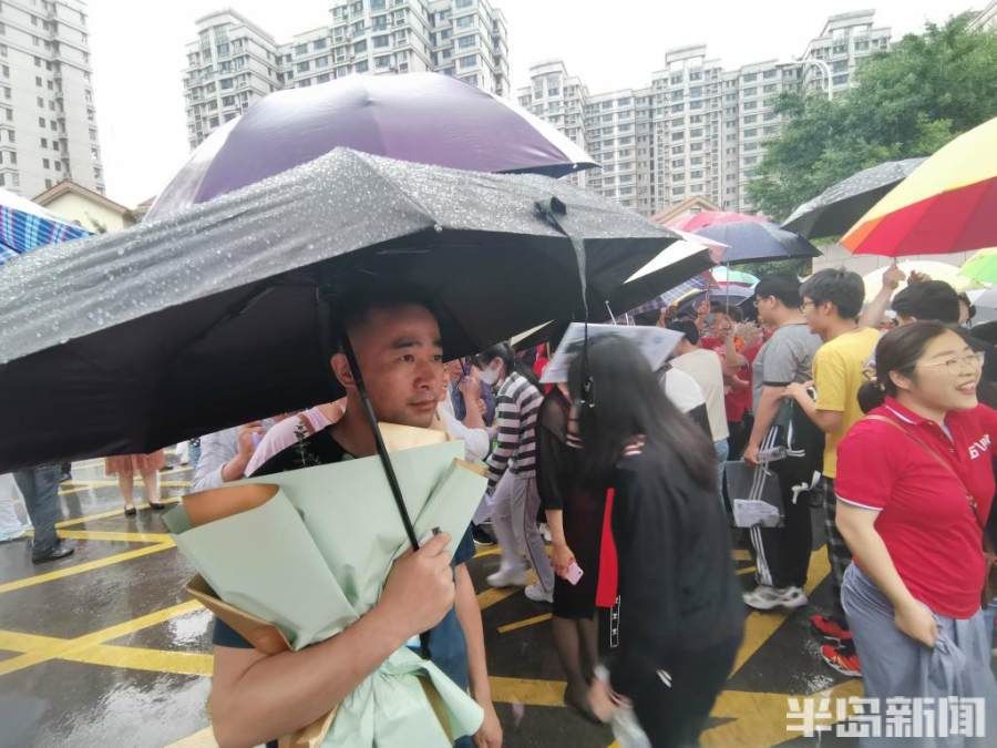 家长|考完正逢大雨，家长老师共造“避雨通道”