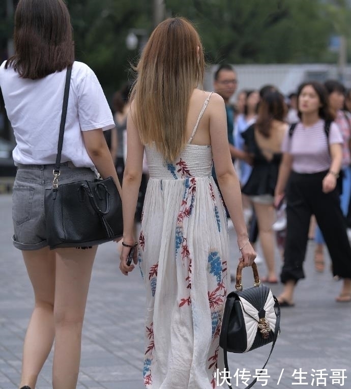 街拍:身穿吊带枫叶裙的小姐姐,魅力十足的女神范儿!