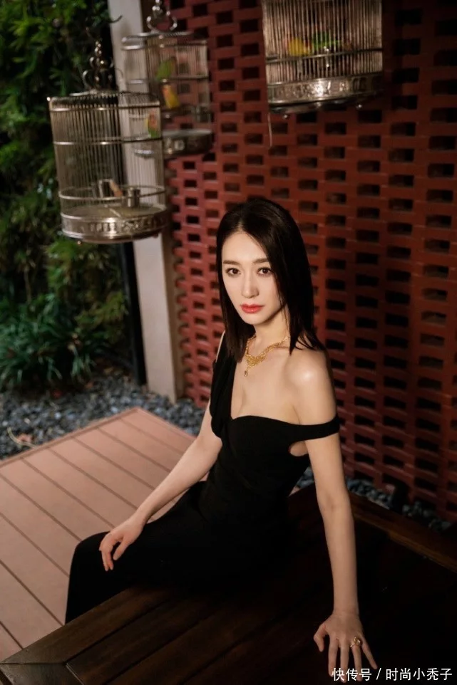 这次真被李小冉惊艳到了！46岁穿深V长裙身材曼妙惹眼，太撩人了