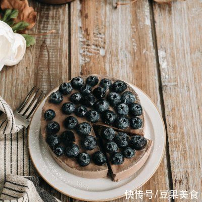蓝莓|餐厅必点的免烤入口即化的蓝莓巧克力慕斯，在家也能做