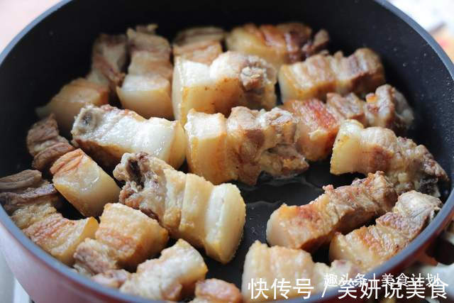 五花肉别红烧了,教你懒人吃法,一碗酱汁就搞定,鲜香入味