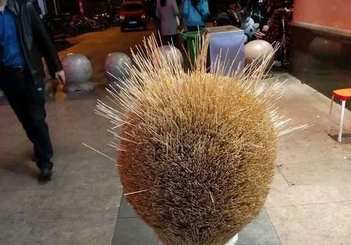 开心|老板希望你多拿的烧烤食物,越拿多越开心,你以后还买吗