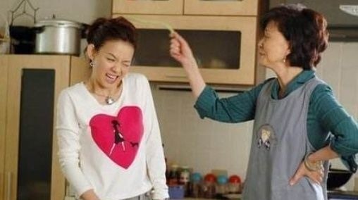 婆媳之间|为什么姥姥成了带娃主力军,并非奶奶不管不顾,而是压根没选择权