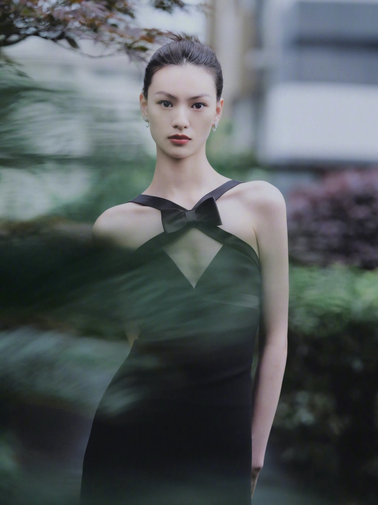 大长腿|邱天身材比例绝了!穿一袭黑色吊带连衣裙高贵大气,气场不输超模