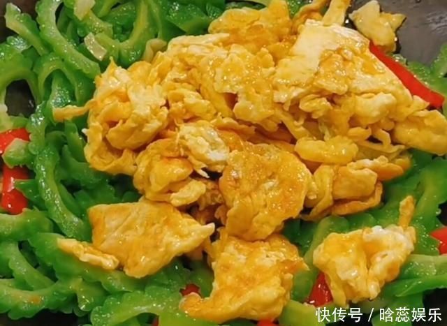 “苦瓜炒鸡蛋”不苦，有诀窍，出锅后色泽鲜亮，营养美味