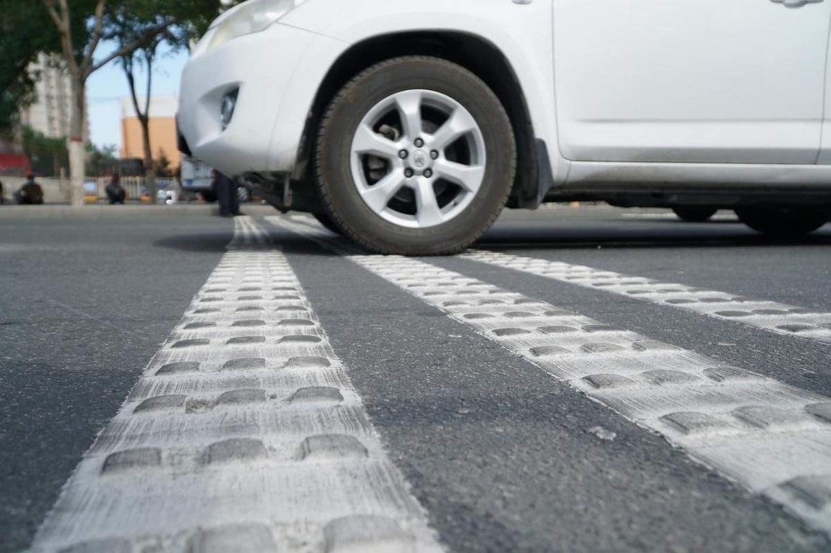 热熔减速带在库尔勒市区道路派上用场车辆降速立竿见影 全网搜