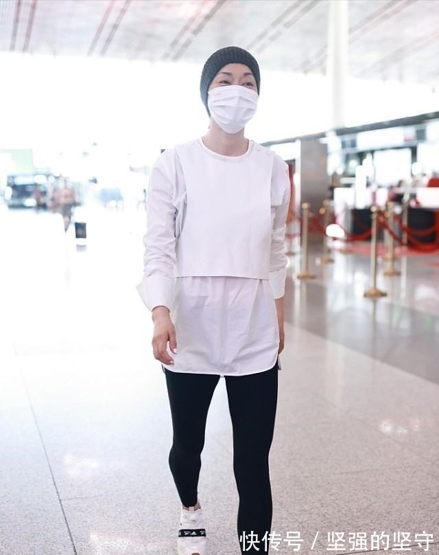 服饰 奔6的毛阿敏“放飞自我”，戴口罩素颜出门，诠释慵懒与随性！