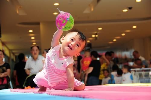 训练|宝宝爬行训练比学走路更关键，出现这些信号，爬行就要提上日程了